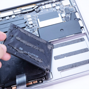Thay pin Macbook giá rẻ 